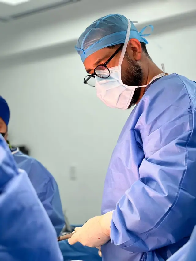 El Dr. González concentrado durante una cirugía
