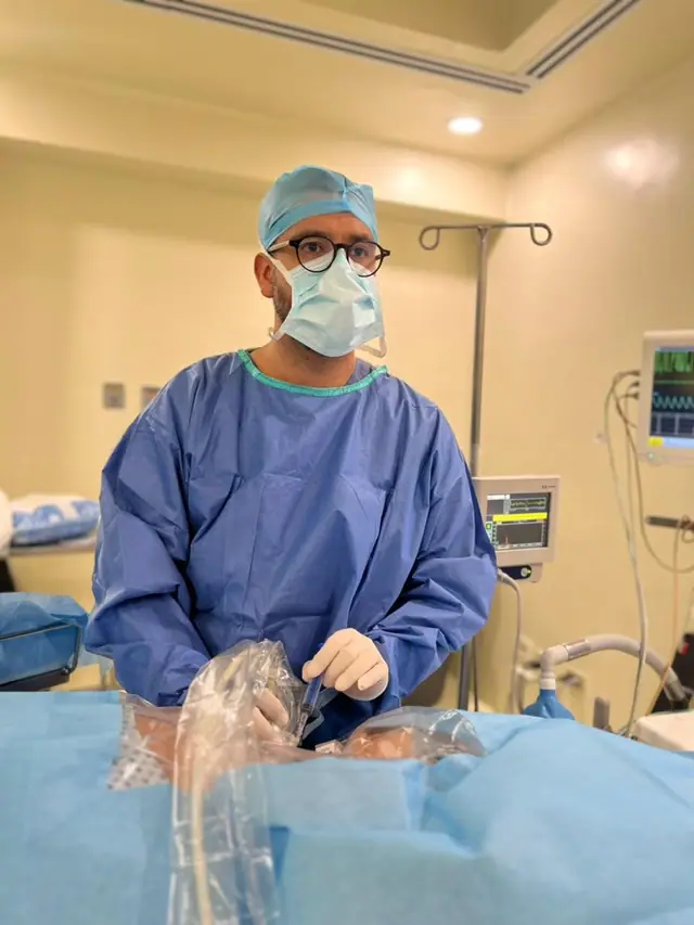 El Dr. González al frente de una cirugía en quirófano