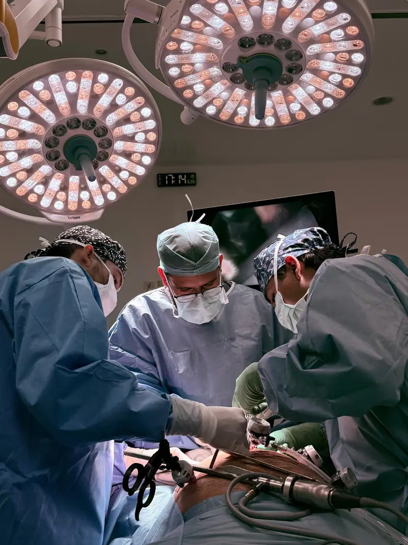El Dr. González operando con su equipo en quirófano